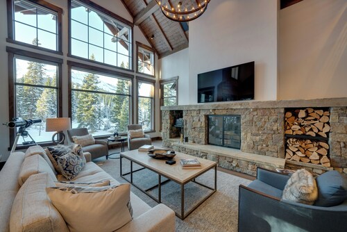 Custom Ski-in/out Chalet With Hot Tub & Wet Bars!