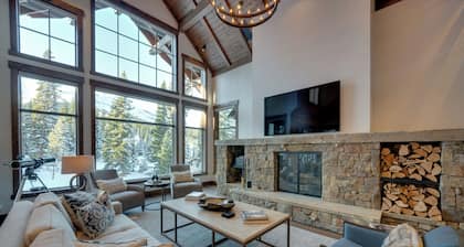 Custom Ski-in/out Chalet With Hot Tub & Wet Bars!