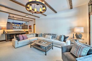 House (6 Bedrooms) | Interior