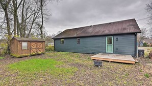 A two-story house with a green door, a small shed, and a wooden deck. - Updated Hendersonville Home ~ 3 Mi to Lake! (Hendersonville)