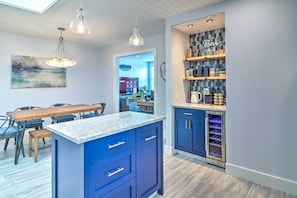 Apartment (2 Bedrooms) | Interior - Immaculate Long Beach Apt w/ Gorgeous Kitchen (Long Beach)