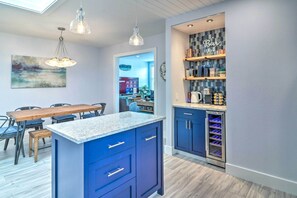 Apartment (2 Bedrooms) | Interior - Immaculate Long Beach Apt w/ Gorgeous Kitchen (Long Beach)