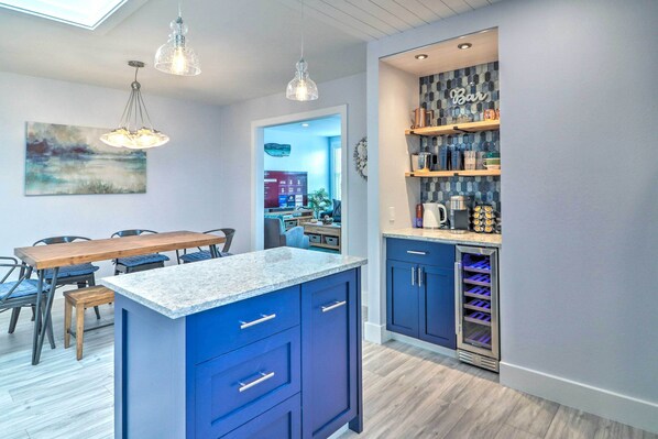 Apartment (2 Bedrooms) | Interior - Immaculate Long Beach Apt w/ Gorgeous Kitchen (Long Beach)