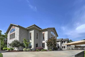 Interior - Updated Branson Condo w/ Indoor Pool Access! (Branson)