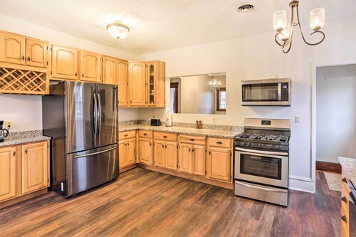 Top-floor Lake Erie Apartment: Walk to Lakefront! Reviews, Deals & Photos  2023 - Expedia