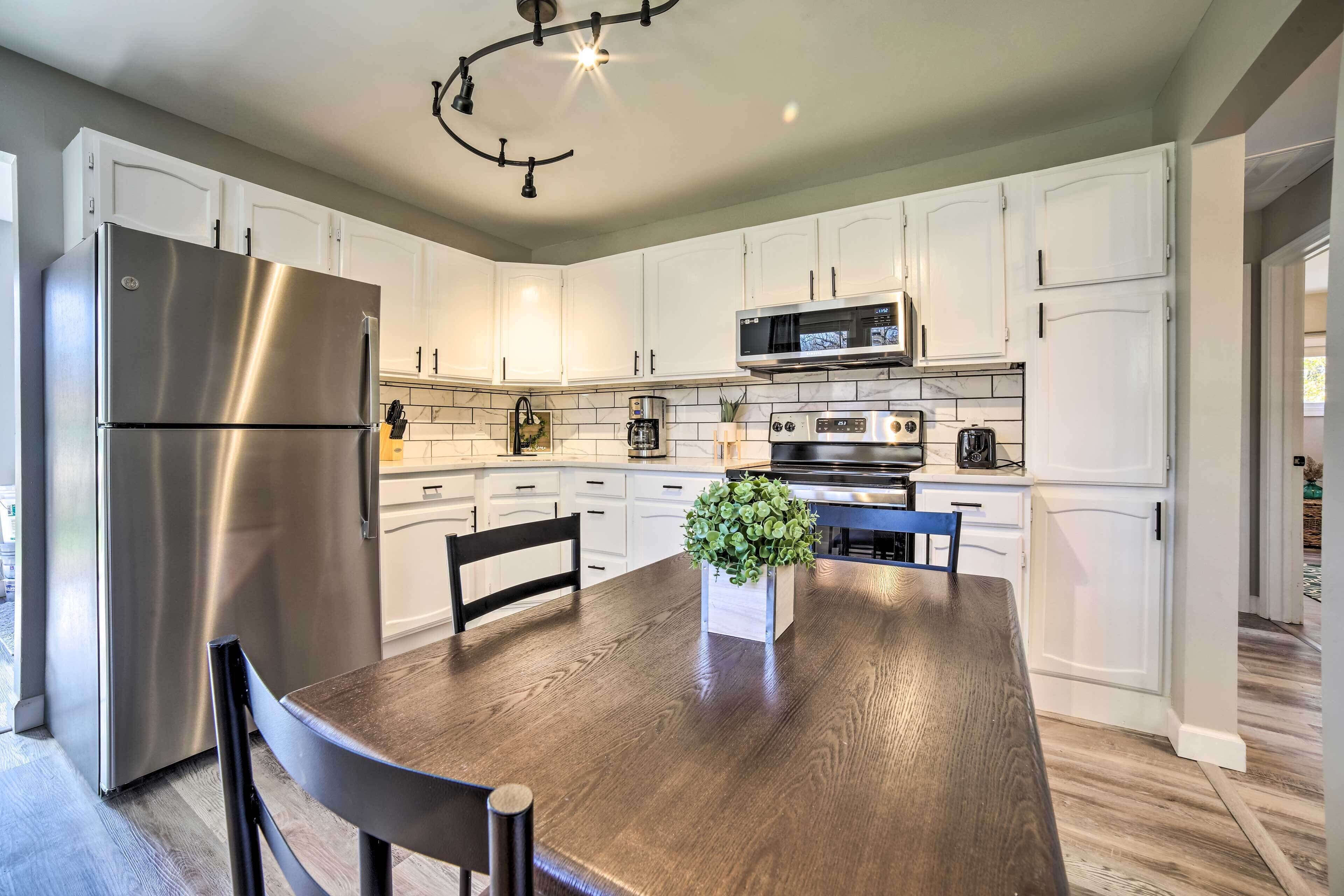 Cozy Hobart Retreat < 9 Mi to Lake Michigan!