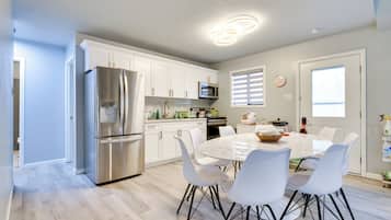 Casa (5 Bedrooms) | Cocina privada | Microondas, horno, parrilla de estufa y utensilios de cocina