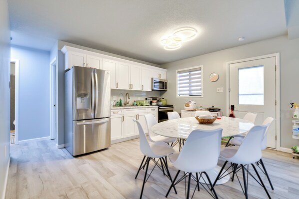 Casa (5 Bedrooms) | Cocina privada | Microondas, horno, parrilla de estufa y utensilios de cocina 