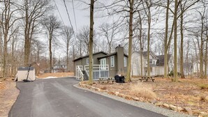 A residential driveway leading to a house with a covered patio area, a small shed, and a picnic table. - 8 Mi to Tobyhanna State Park: Poconos Home! (Tobyhanna)