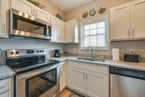 Apartment (2 Bedrooms) | Interior - Brownsville Vacation Rental Near National Park! (Brownsville)