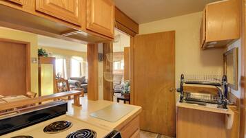 Apartment (1 Bedroom) | Private kitchen | Microwave, toaster, cookware/dishes/utensils, paper towels