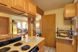 Apartment (1 Bedroom) | Private kitchen | Microwave, toaster, cookware/dishes/utensils, paper towels