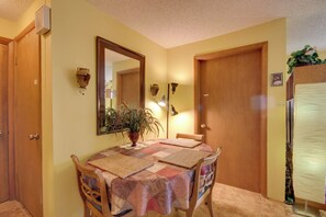 Dining - Yellowstone Country Retreat: Stunning Views! (Livingston)