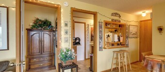 Yellowstone Country Retreat: Stunning Views!