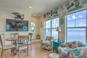 Living area - Jensen Beach Gem: Views & Community Amenities! (Jensen Beach)