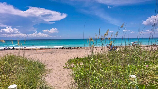 Beach towels - Jensen Beach Gem: Views & Community Amenities! (Jensen Beach)