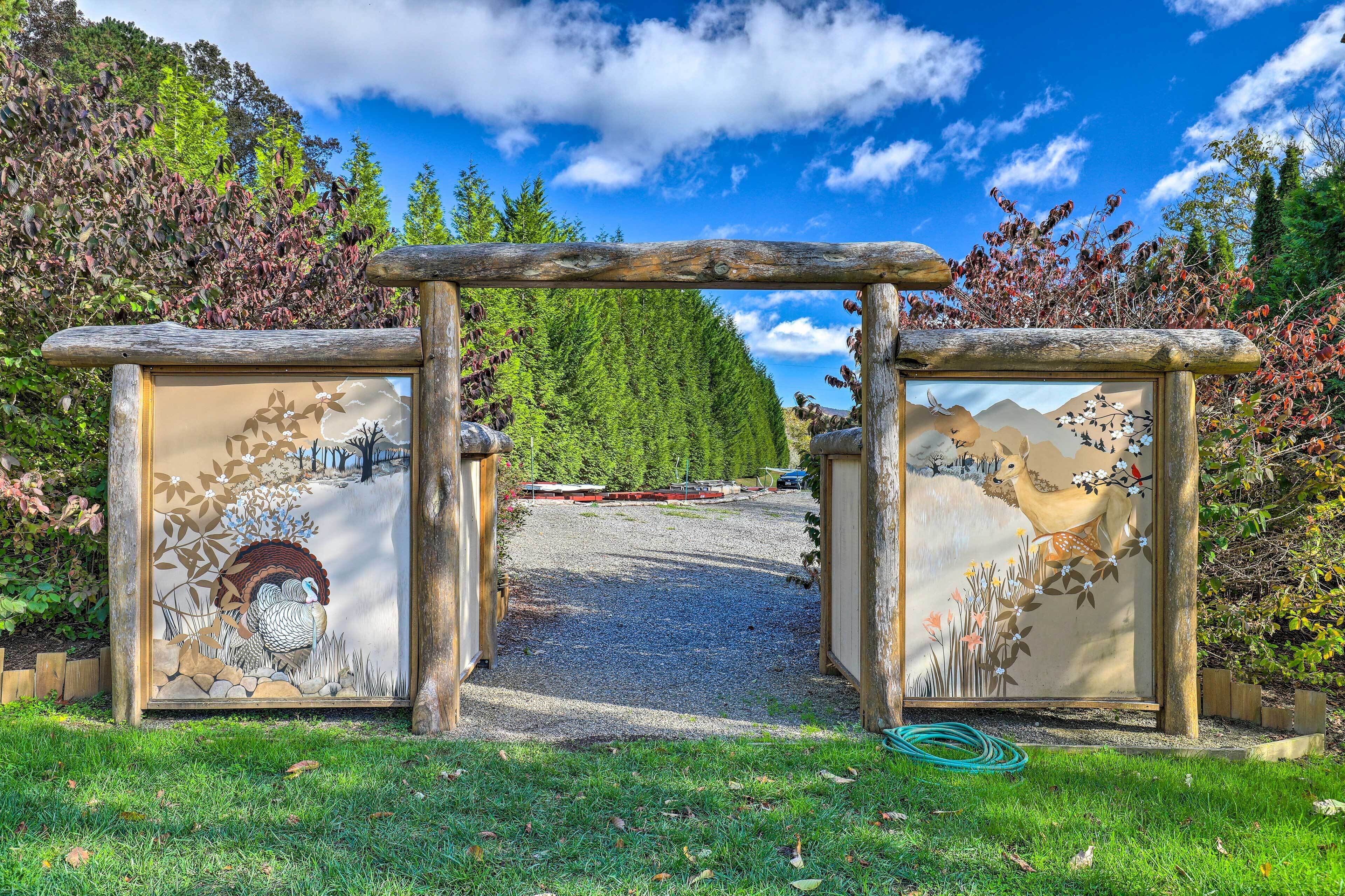Fletcher Cabin: Wraparound Deck & Pond Access