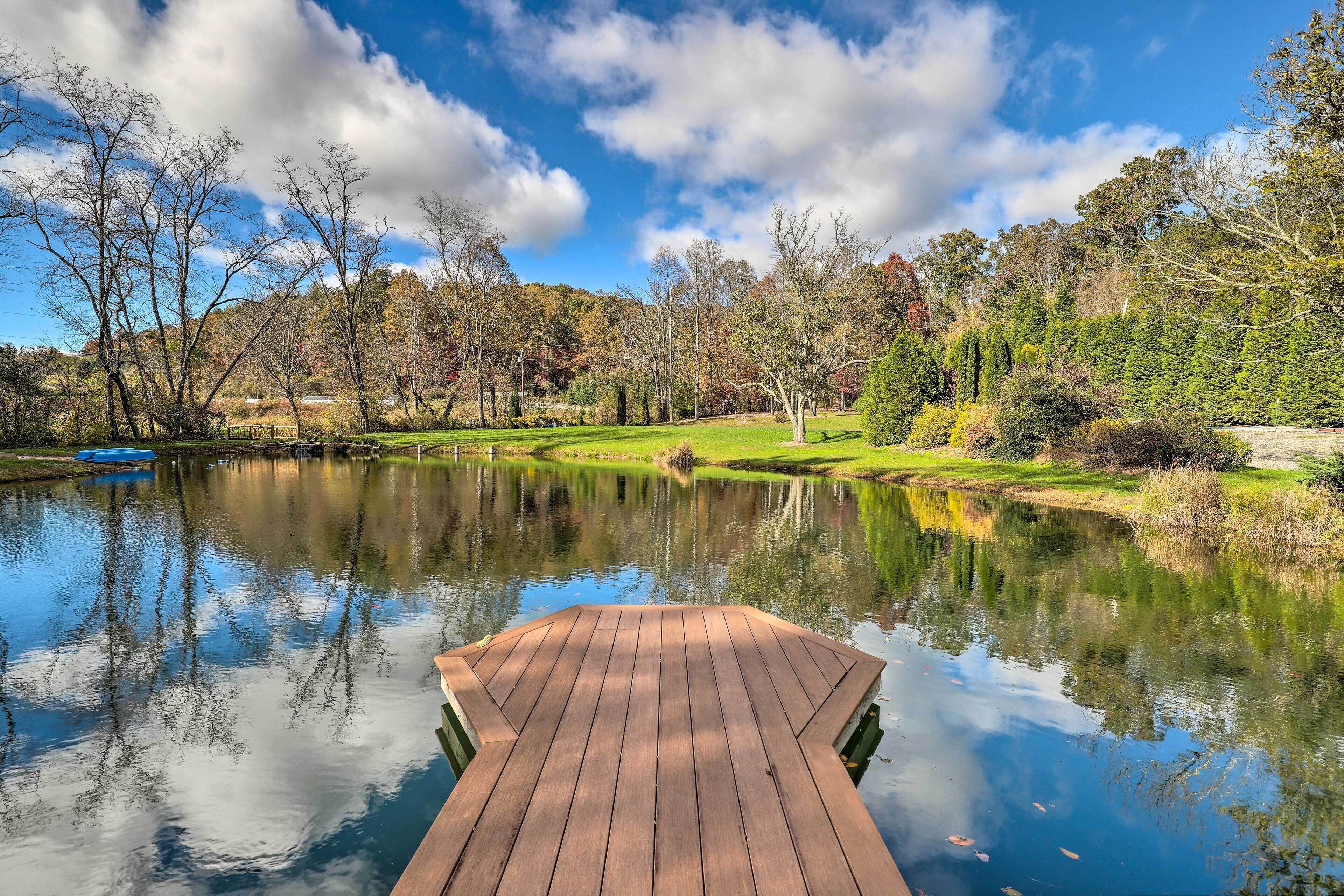 Fletcher Cabin: Wraparound Deck & Pond Access