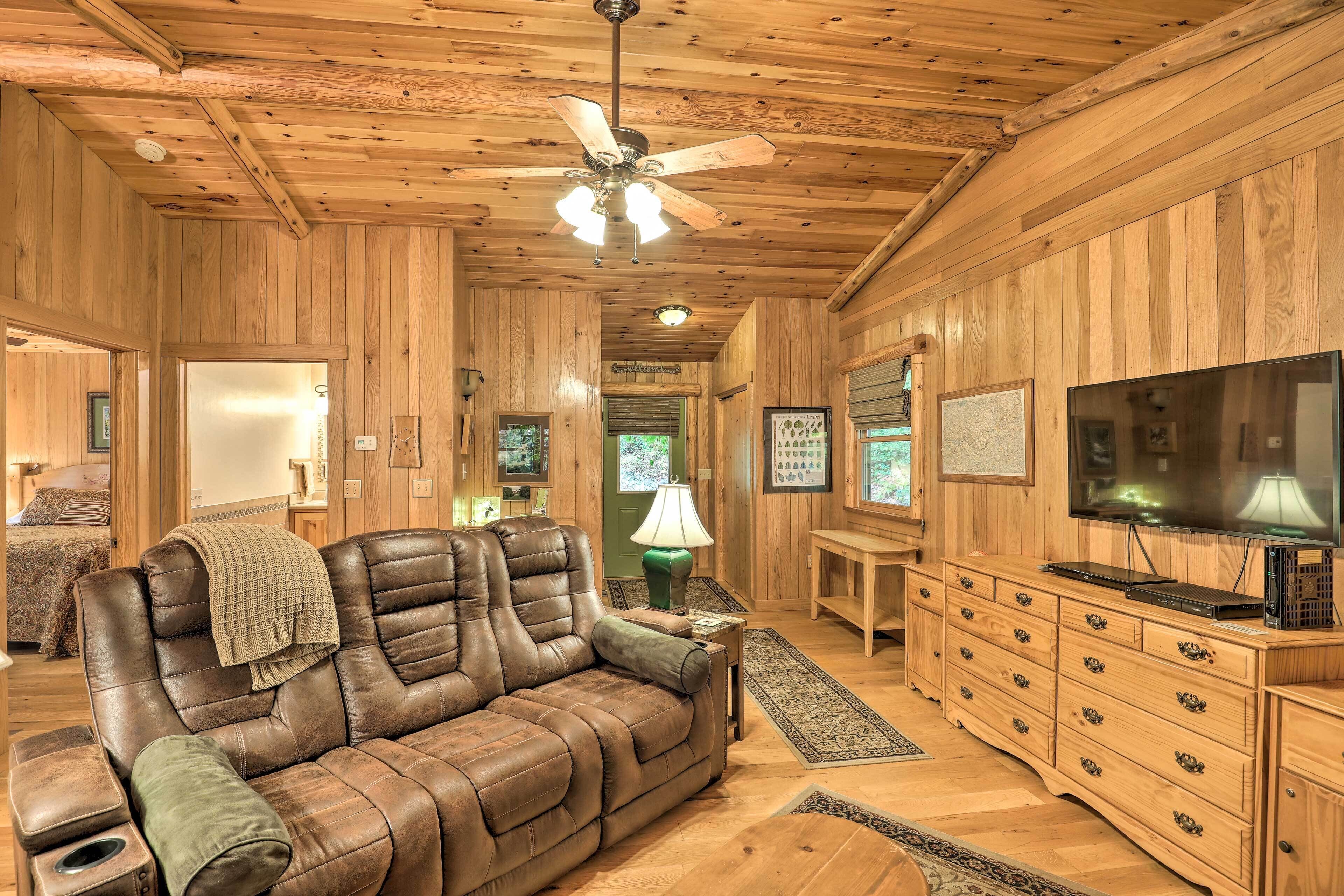 Fletcher Cabin: Wraparound Deck & Pond Access