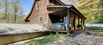 3 Mi to Snowshoe Resort: Cabin w/ Hot Tub