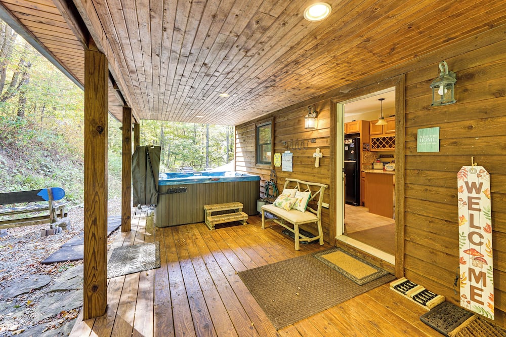 3 Mi to Snowshoe Resort: Cabin w/ Hot Tub - Pocahontas County, WV