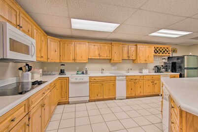 Idyllic Mt Sterling Retreat w/ Private Lake!