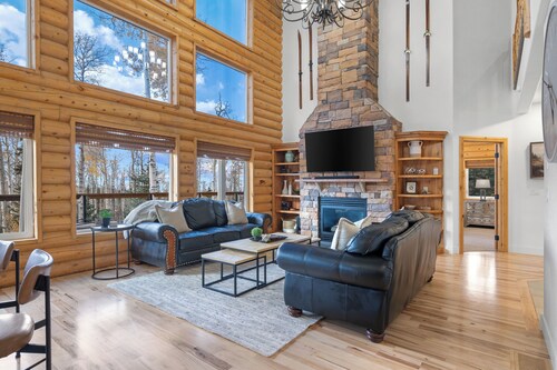 Spacious Mtn Manor, 1 Mi to Brian Head Resort!