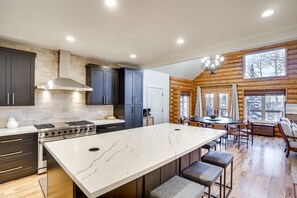 House (5 Bedrooms) | Interior