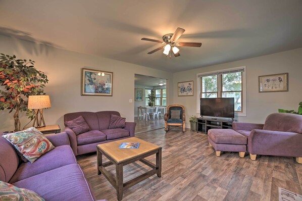 House (3 Bedrooms) | Living area