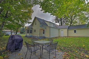 Outdoor dining - Manistee House < 1 Mile From Lake Michigan! (Manistee)
