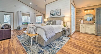 Chic Broken Bow Escape w/ Hot Tub & Fire Pit!
