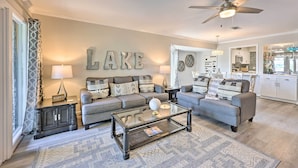 Un salón con sofá, mesa de centro y una pared con la palabra "LAKE".