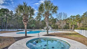 A swimming pool with a 3 ft depth marker, surrounded by palm trees and a fenced area. - Pawleys Island Vacation Rental on Golf Course! (Pawleys Island)