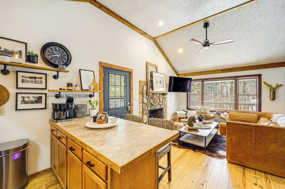 Boone Hideaway w/ Deck, Grill & Hot Tub! - Stony Fork, NC