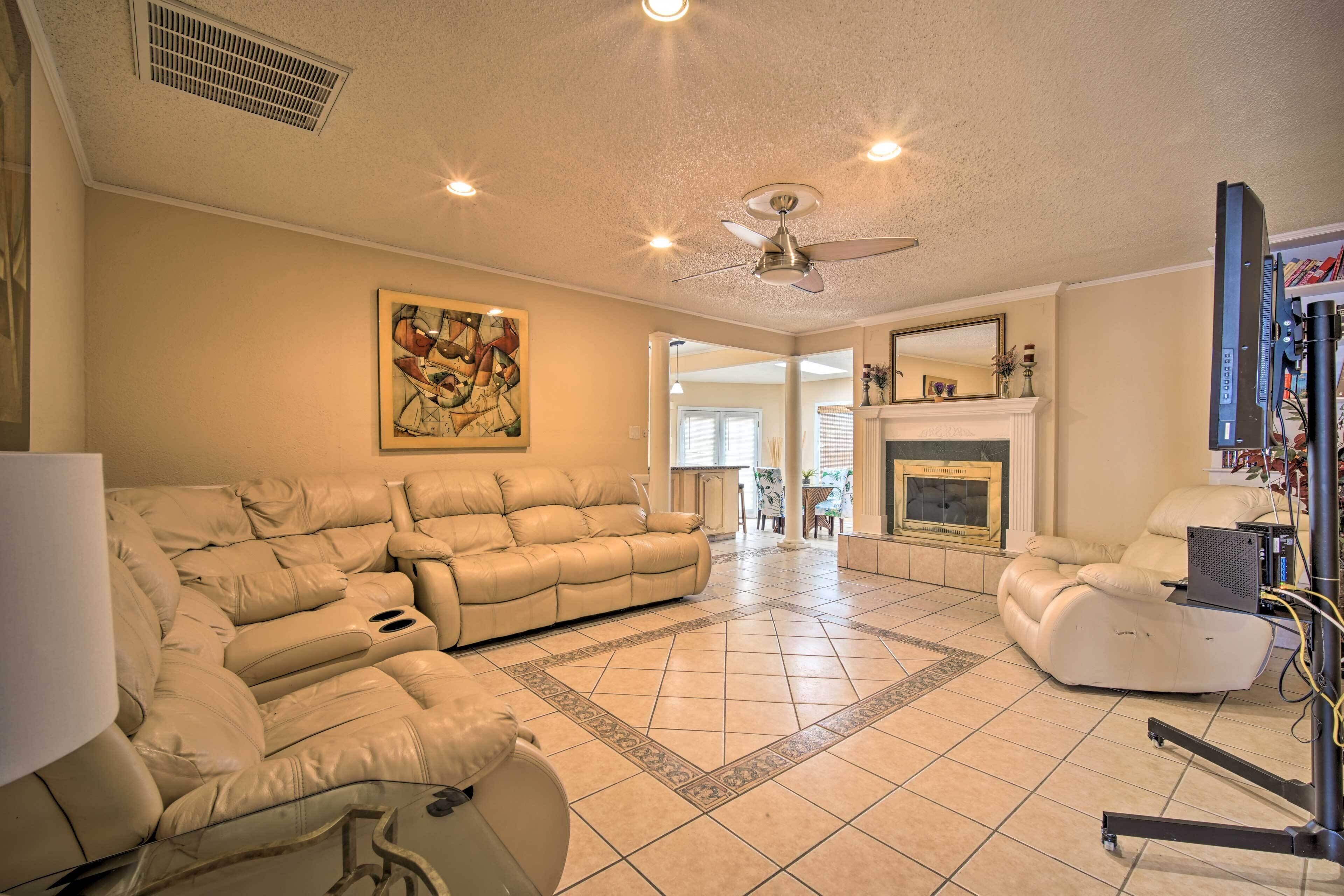 El Paso Home w/ BBQ Grill - 4 Mi to Sunland Park!