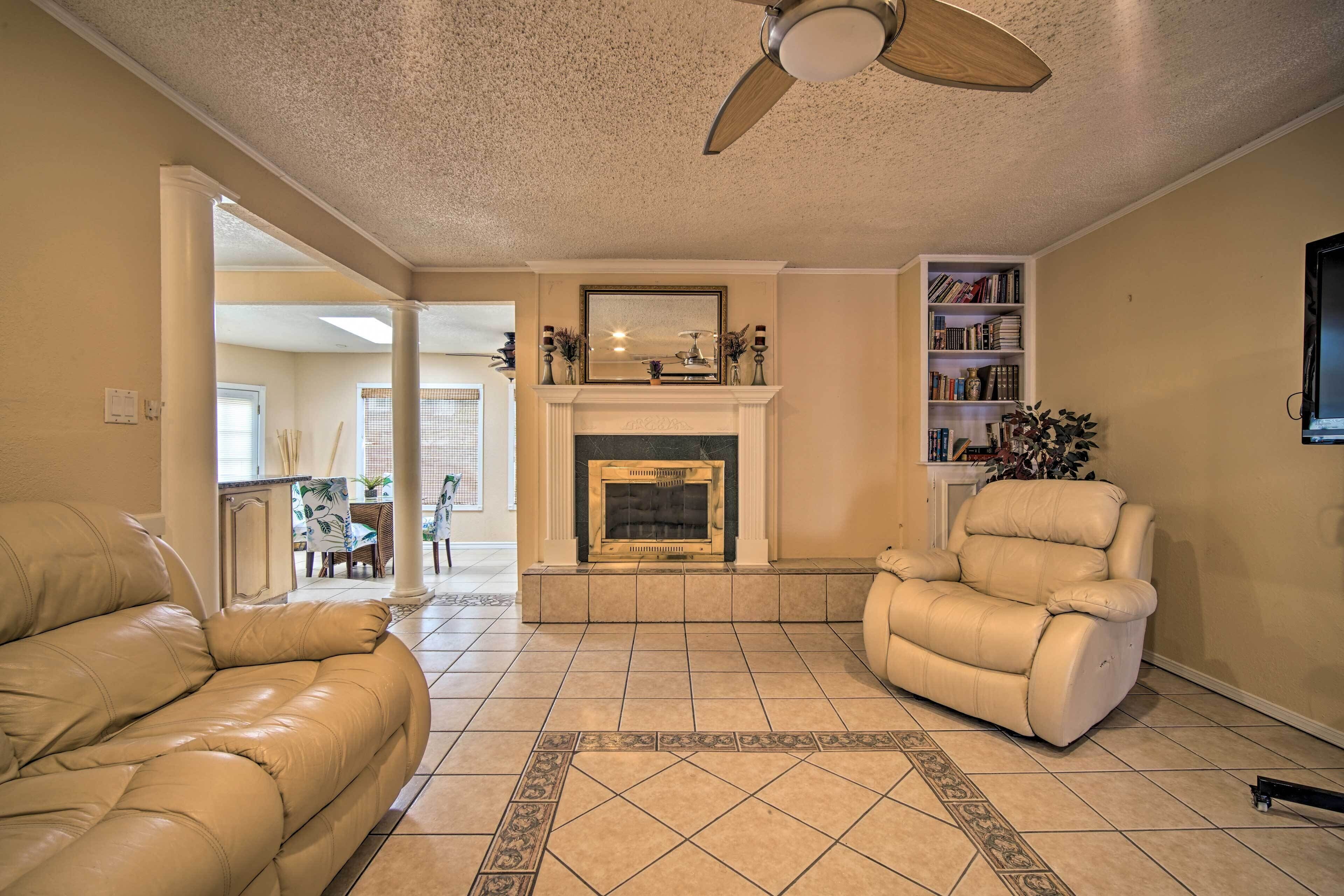 El Paso Home w/ BBQ Grill - 4 Mi to Sunland Park!