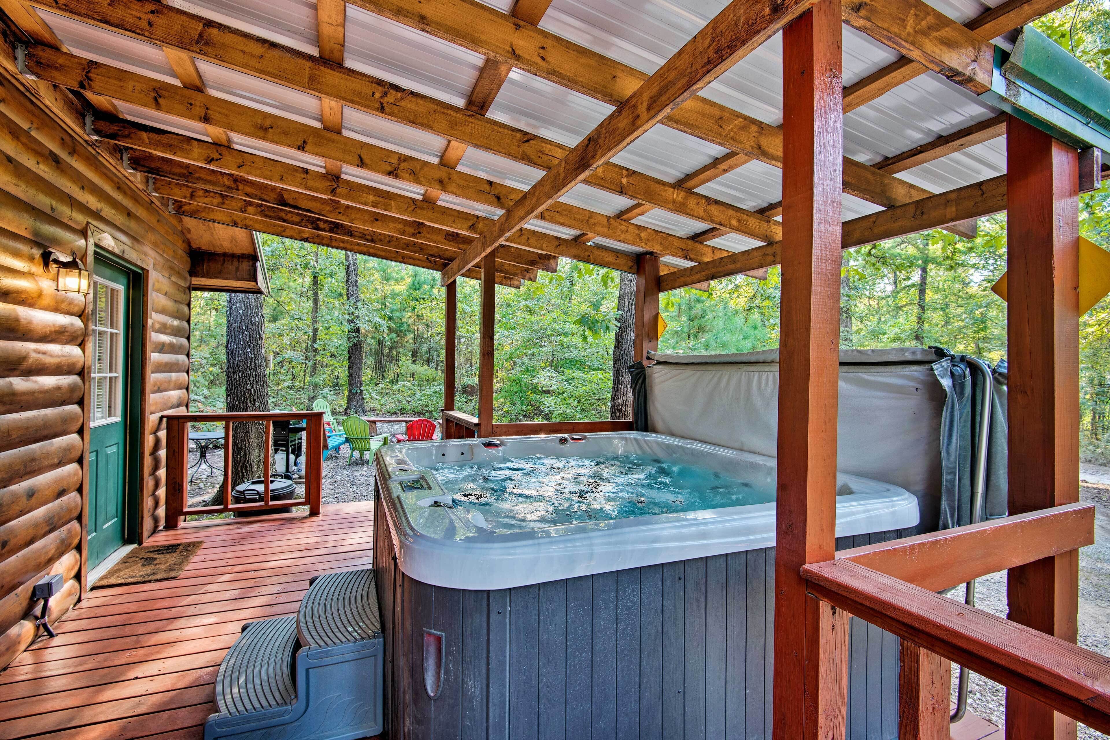 Serene Broken Bow Cabin w/ Hot Tub + Fire Pit