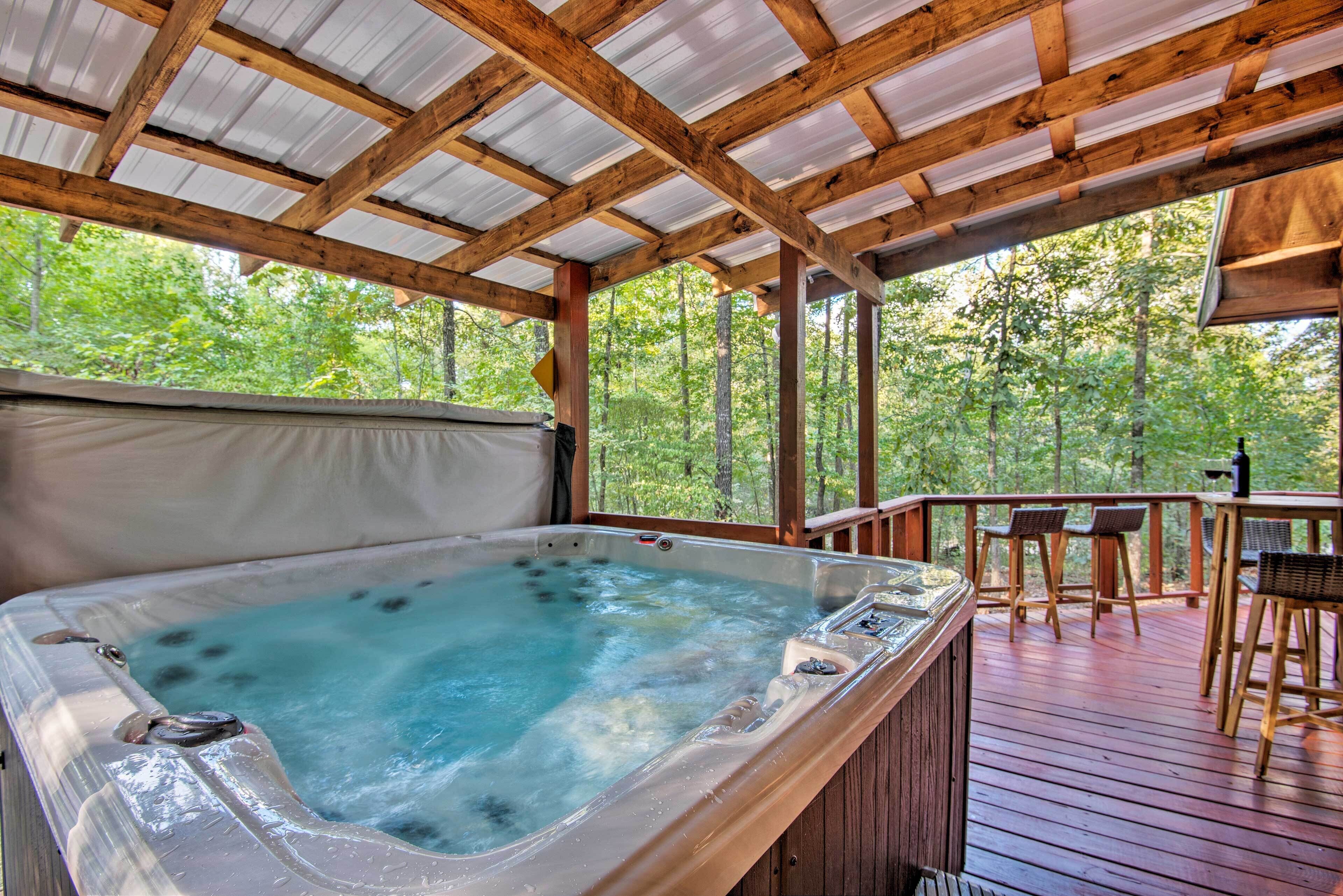 Serene Broken Bow Cabin w/ Hot Tub + Fire Pit