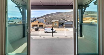 Inviting Hideout Townhome w/ Balcony & Lake Views!