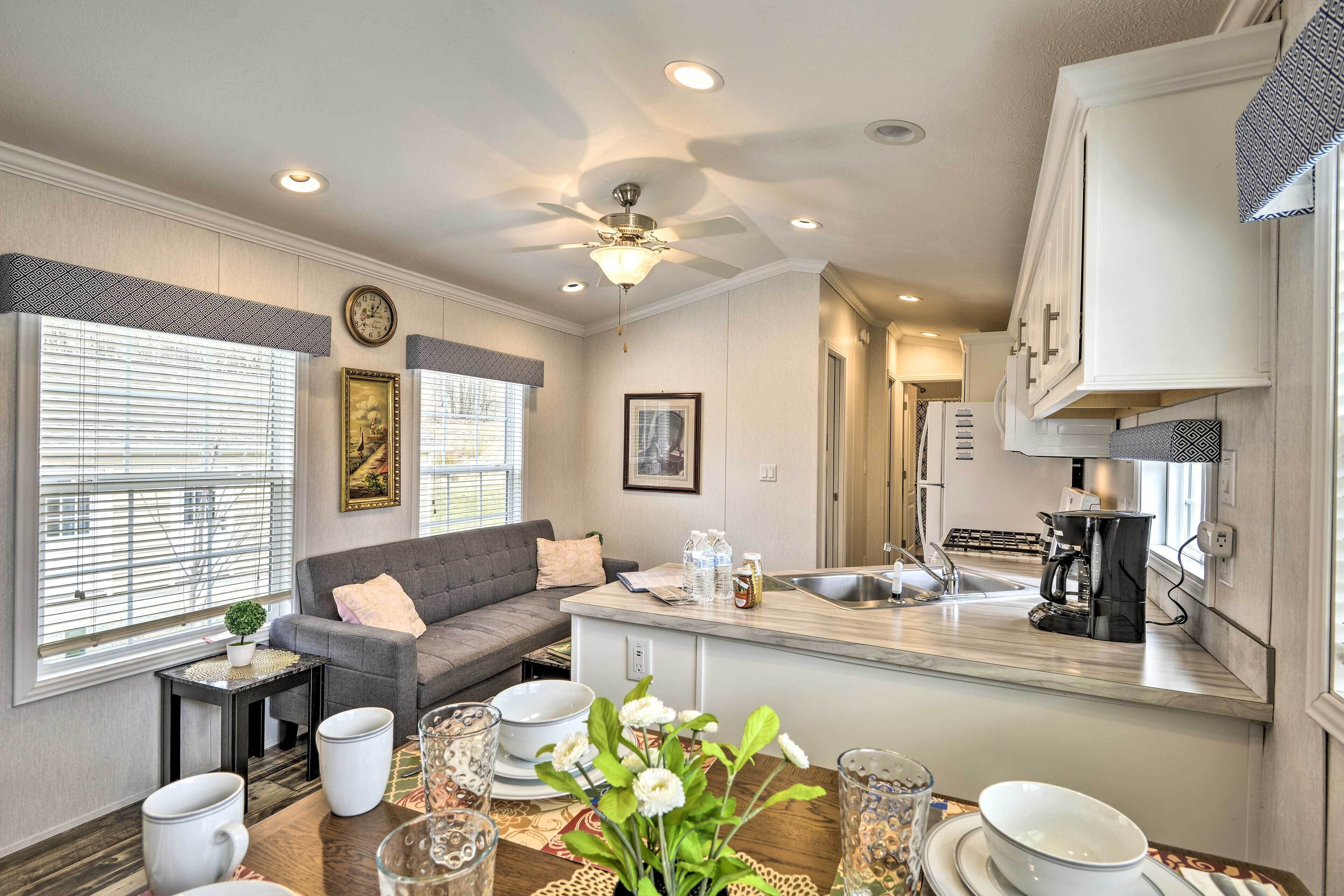 Peaceful Cottage on 100 Acres: Ski Elk Mountain!