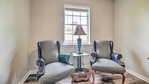 A room with two armchairs, a small table, and a lamp. - Relaxing Townhome, 4 Mi to Mizzou University! (Columbia)