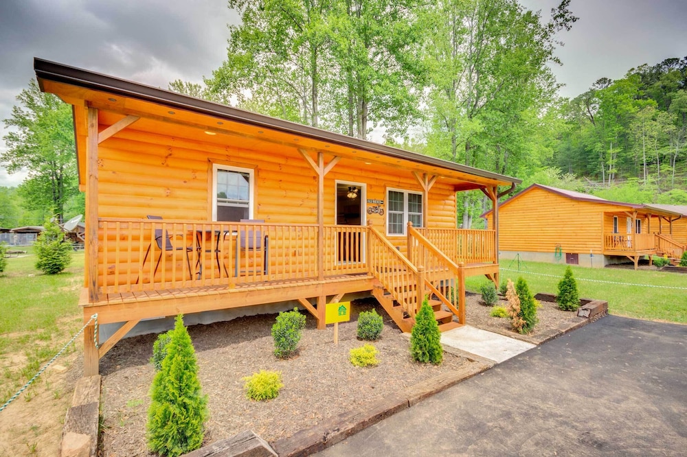 Cozy Bryson City Cabin ~ 6 Mi to Harrah's Casino!
