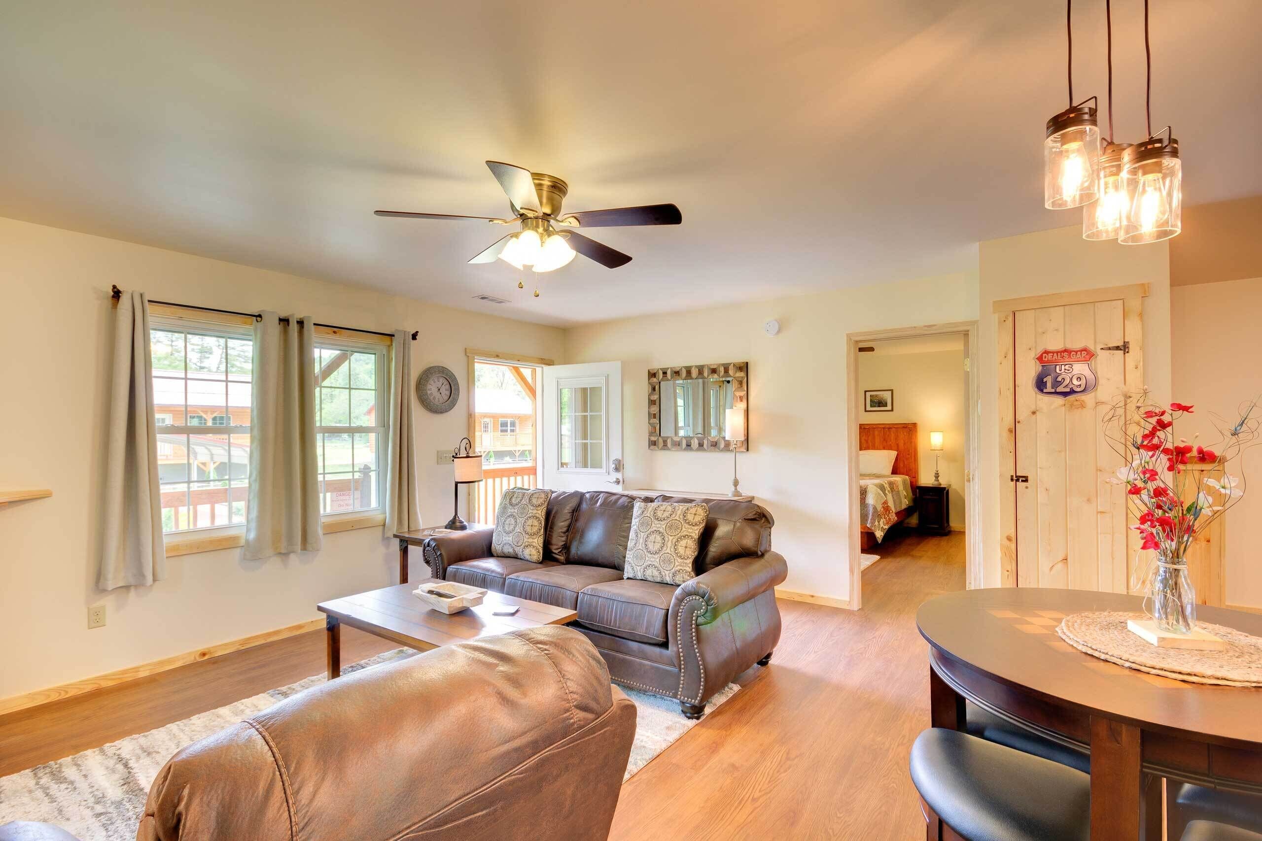 Cozy Bryson City Cabin ~ 6 Mi to Harrah's Casino!