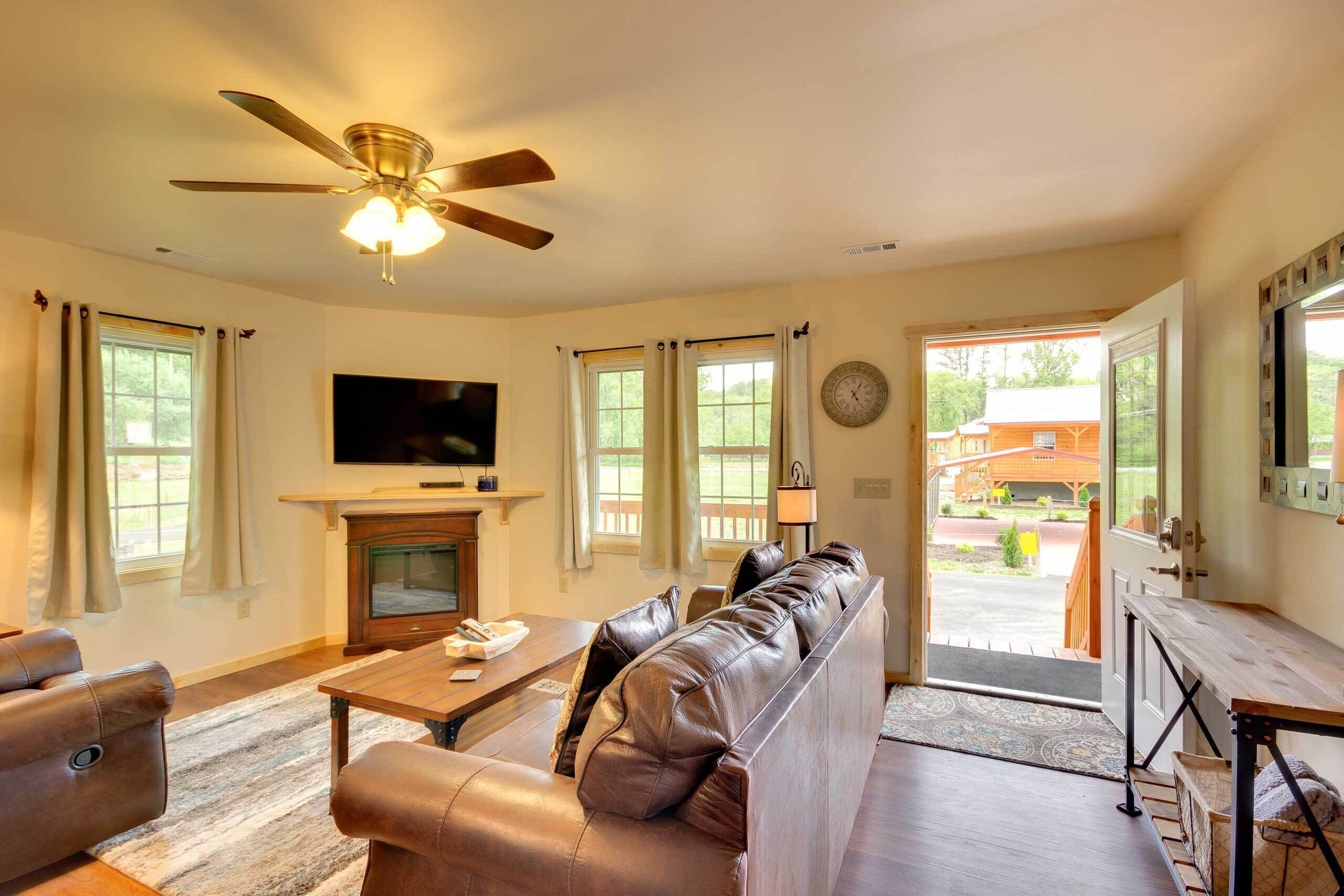 Cozy Bryson City Cabin ~ 6 Mi to Harrah's Casino!