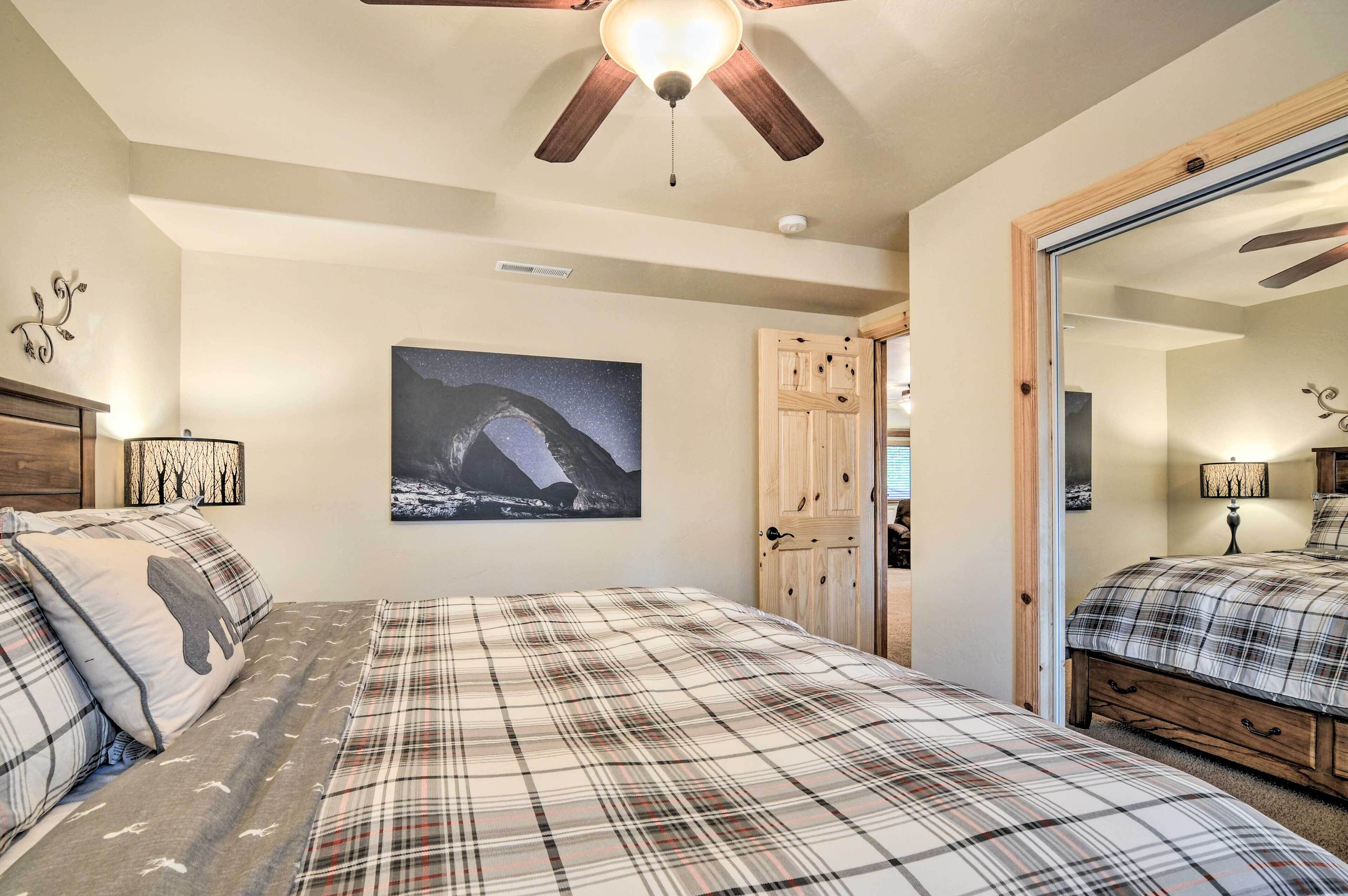 All-encompassing Cabin w/ Fire Pit & Kayaks!