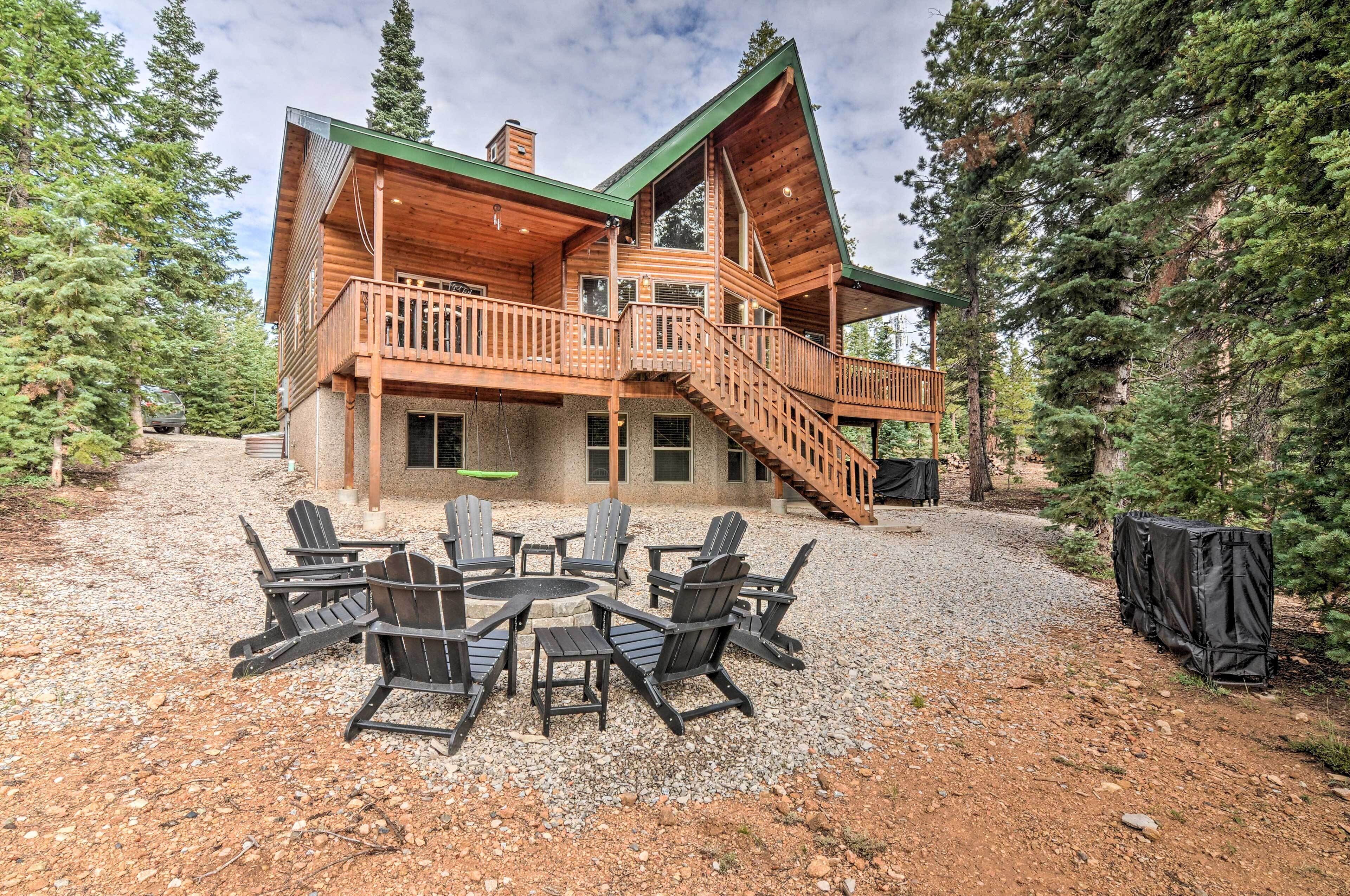 All-encompassing Cabin w/ Fire Pit & Kayaks!
