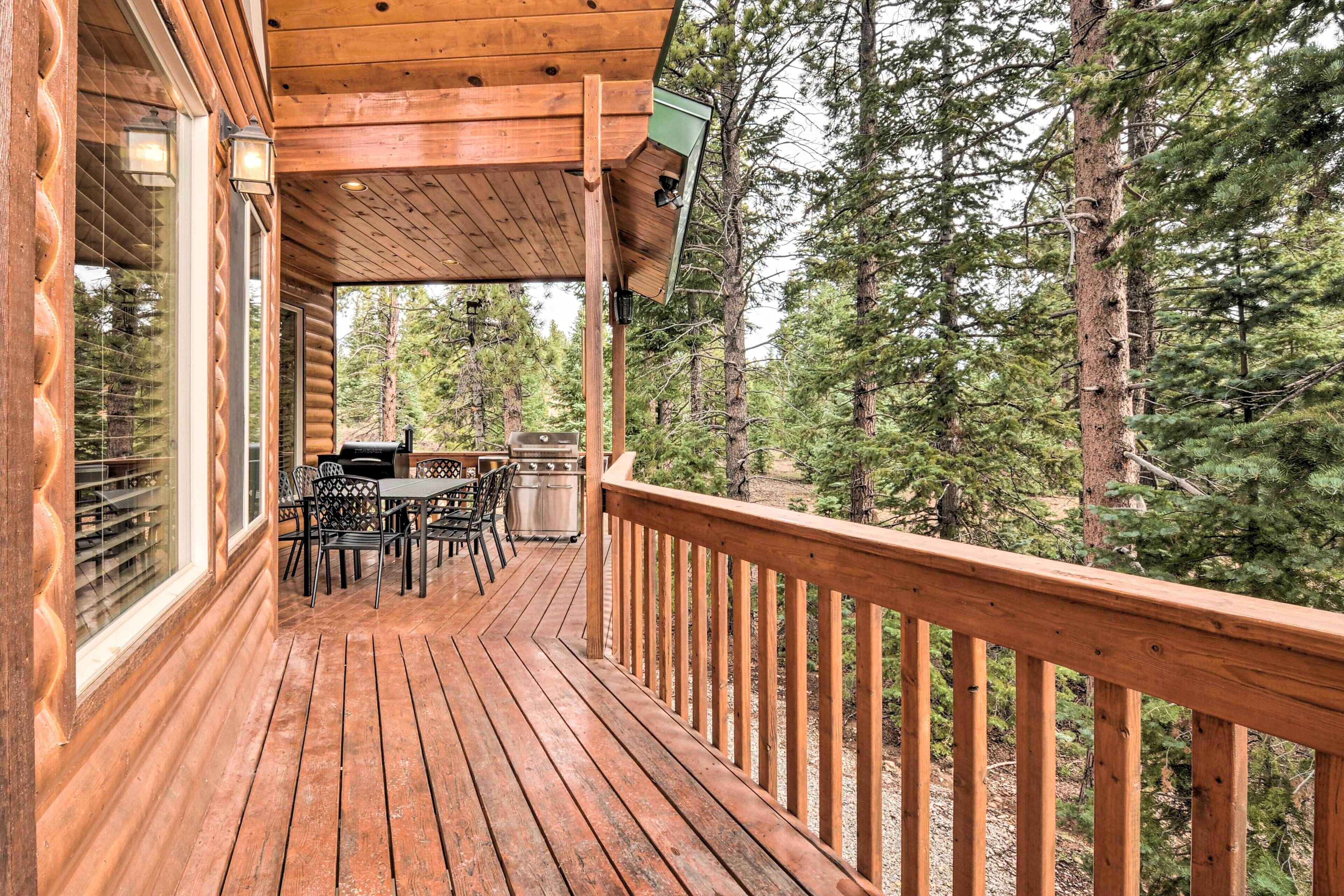 All-encompassing Cabin w/ Fire Pit & Kayaks!