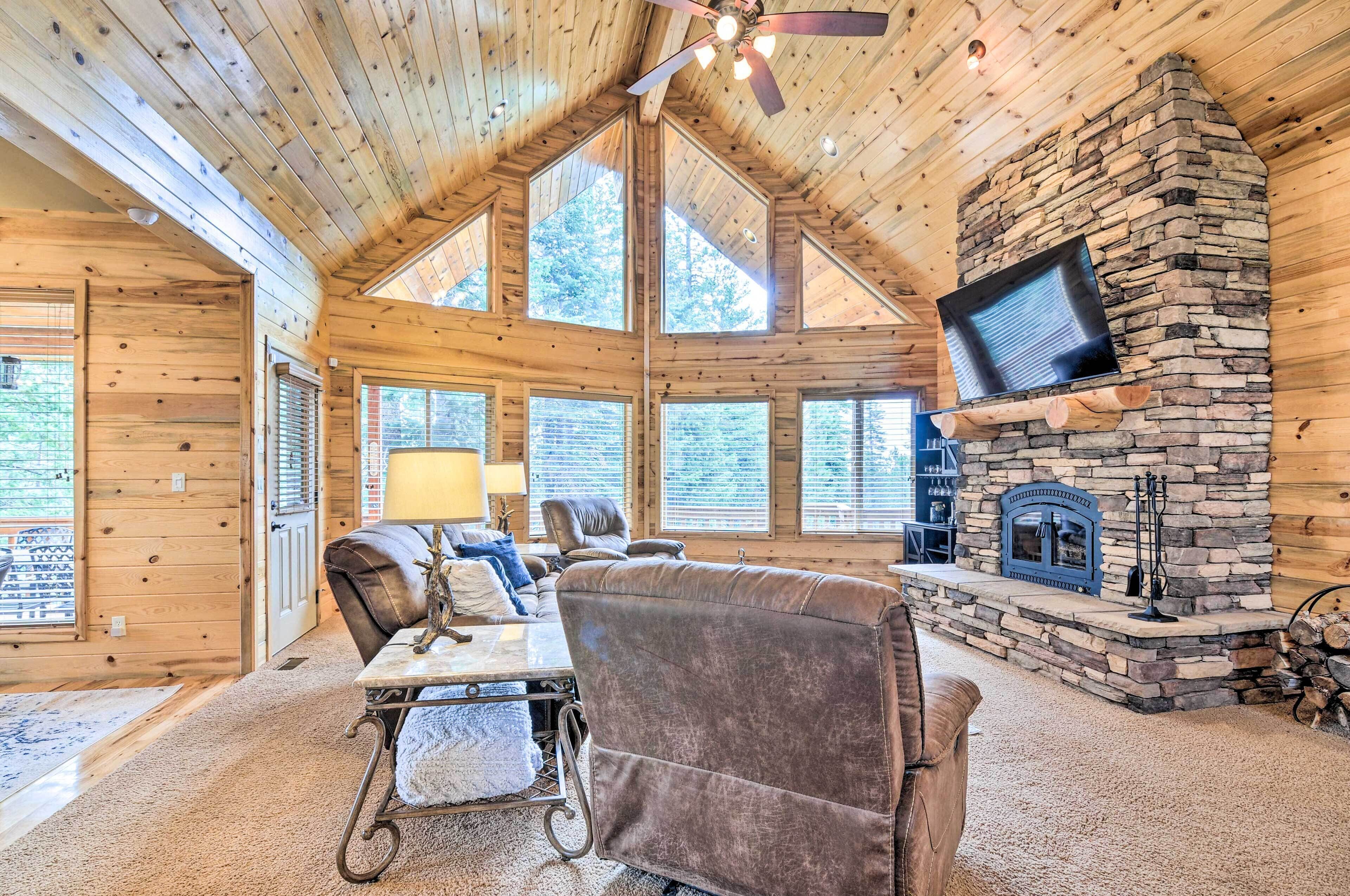 All-encompassing Cabin w/ Fire Pit & Kayaks!