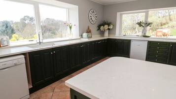 Fridge, dishwasher, cookware/dishes/utensils