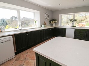 Fridge, dishwasher, cookware/dishes/utensils - Whiteadder Bank (Berwick-upon-Tweed)